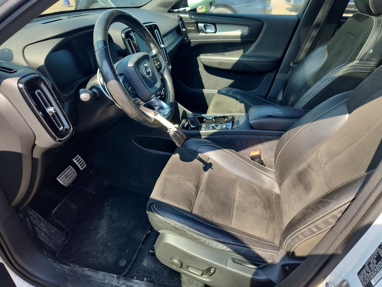 2020 VOLVO XC40