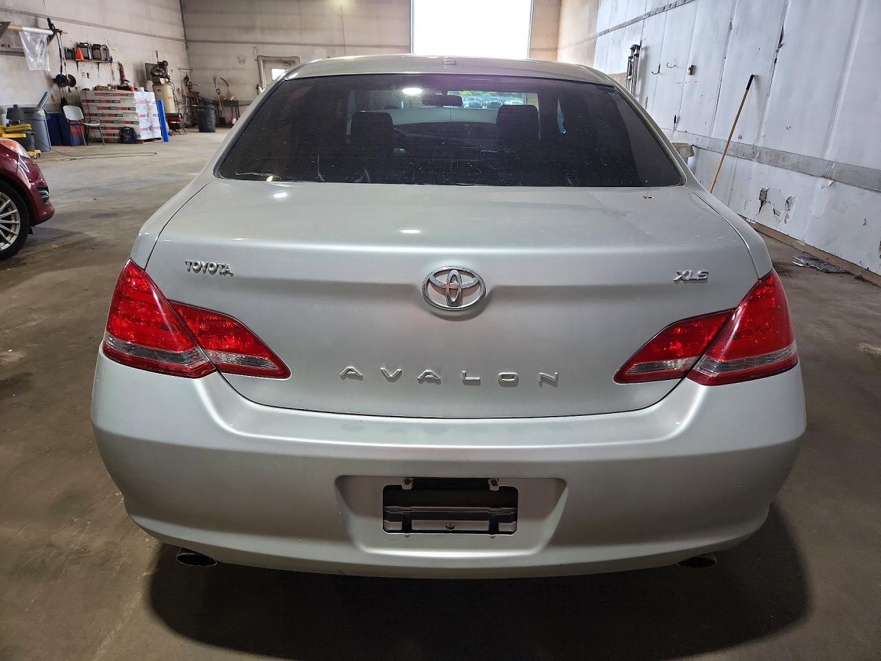 2010 TOYOTA AVALON