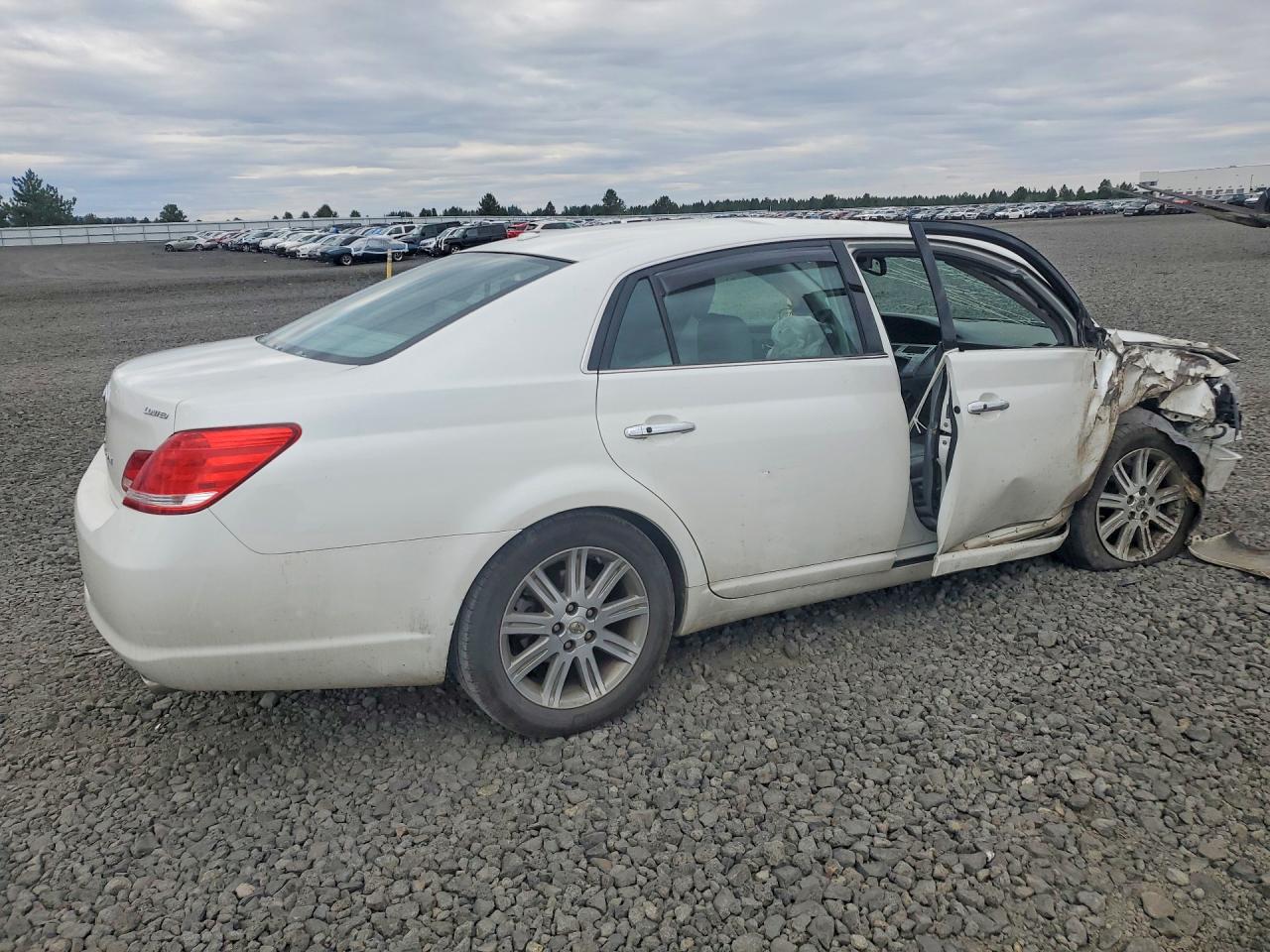 2010 TOYOTA AVALON