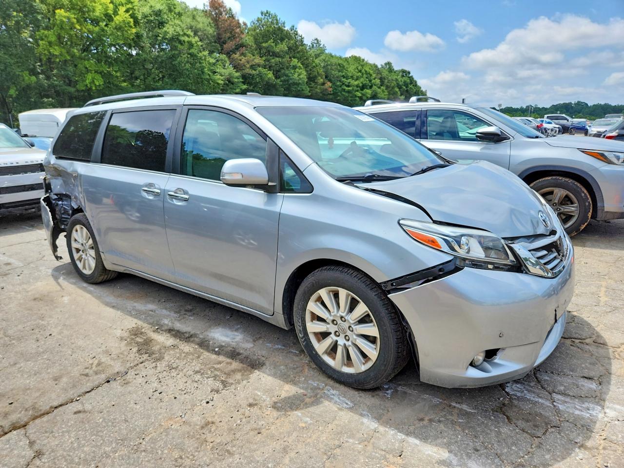 2015 TOYOTA SIENNA