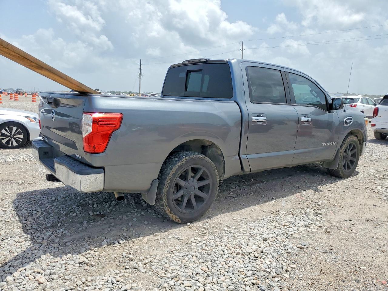 2017 NISSAN TITAN