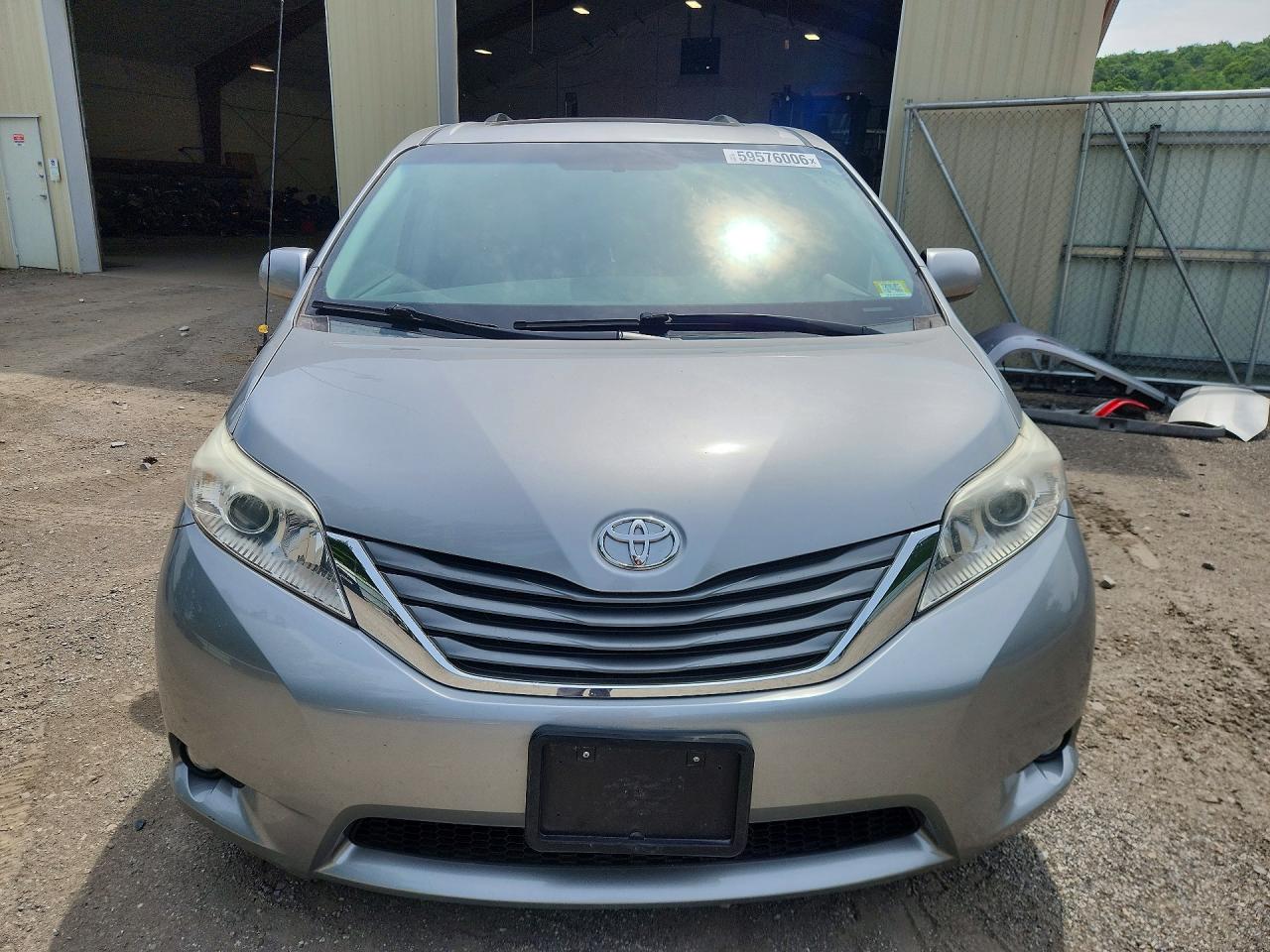 2014 TOYOTA SIENNA