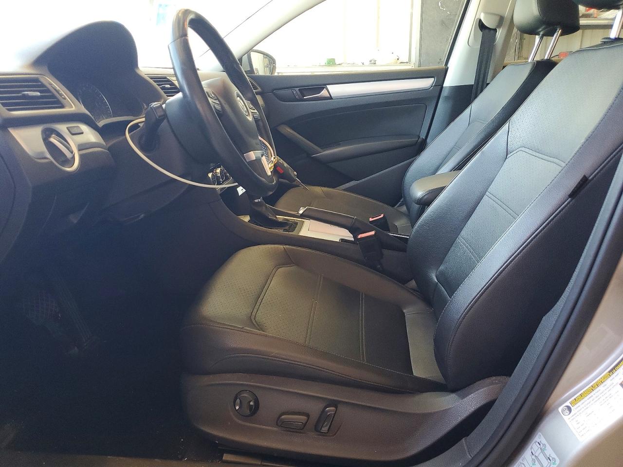 2012 VOLKSWAGEN PASSAT