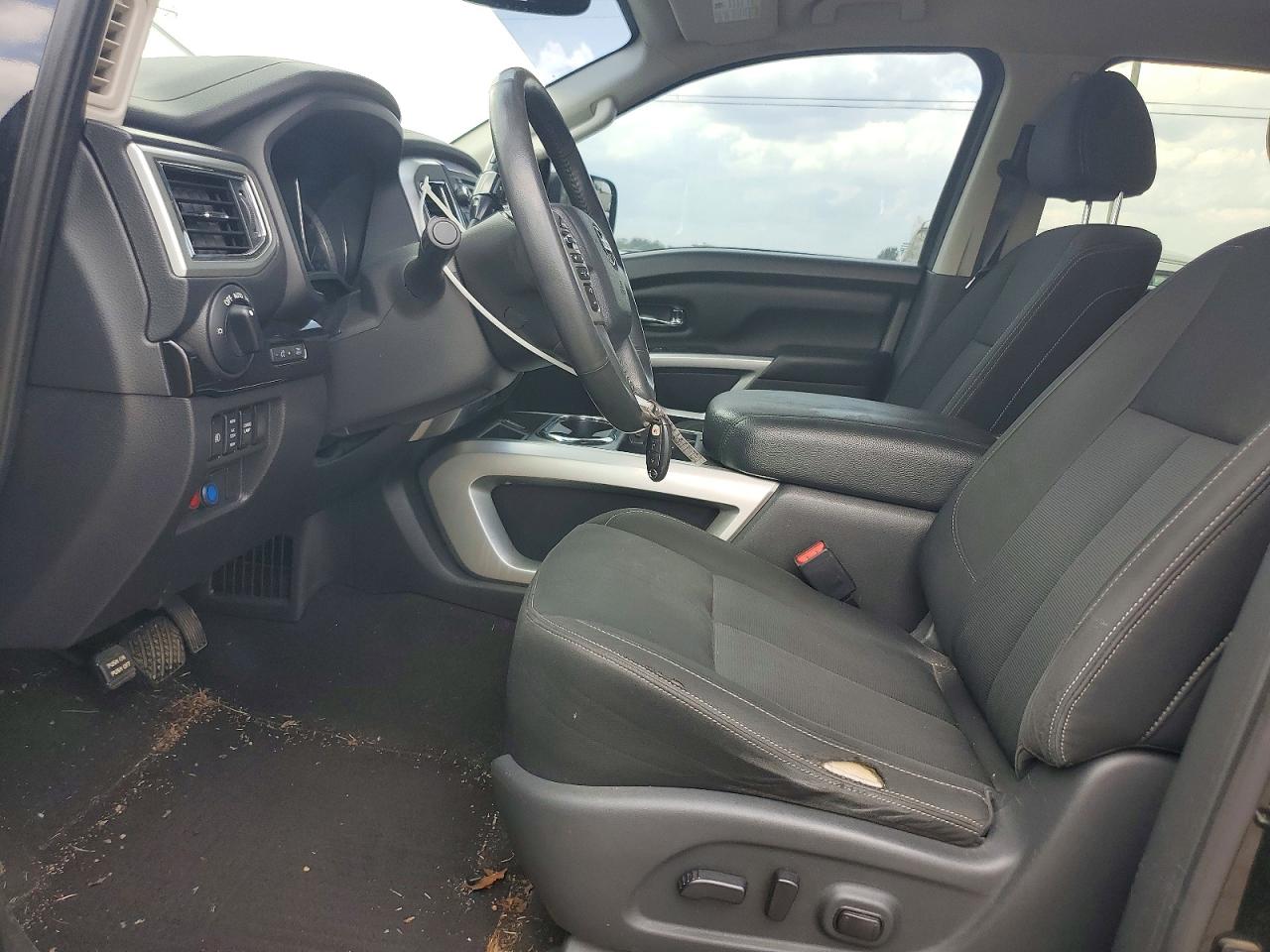 2017 NISSAN TITAN