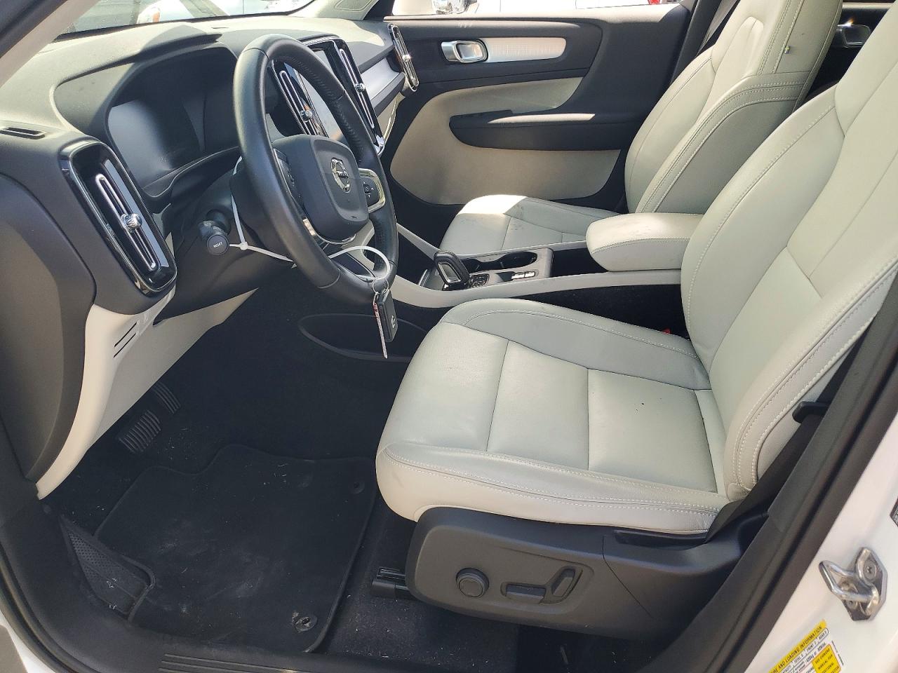 2019 VOLVO XC40