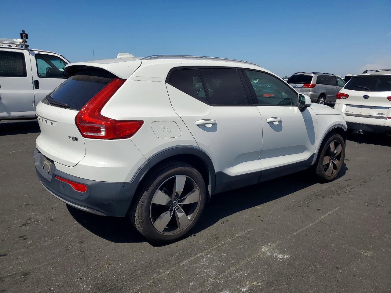 2019 VOLVO XC40