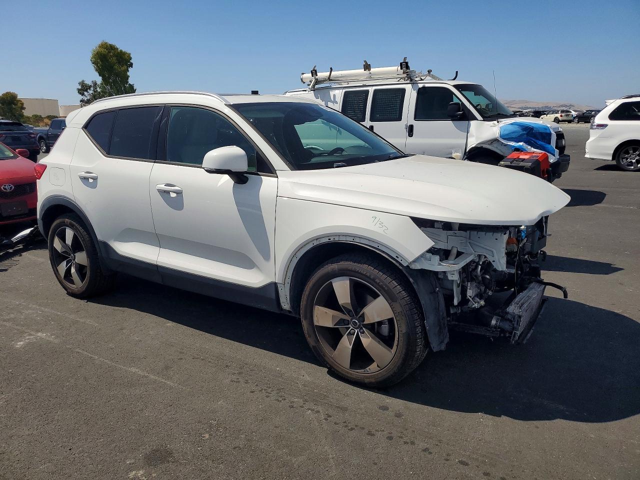 2019 VOLVO XC40