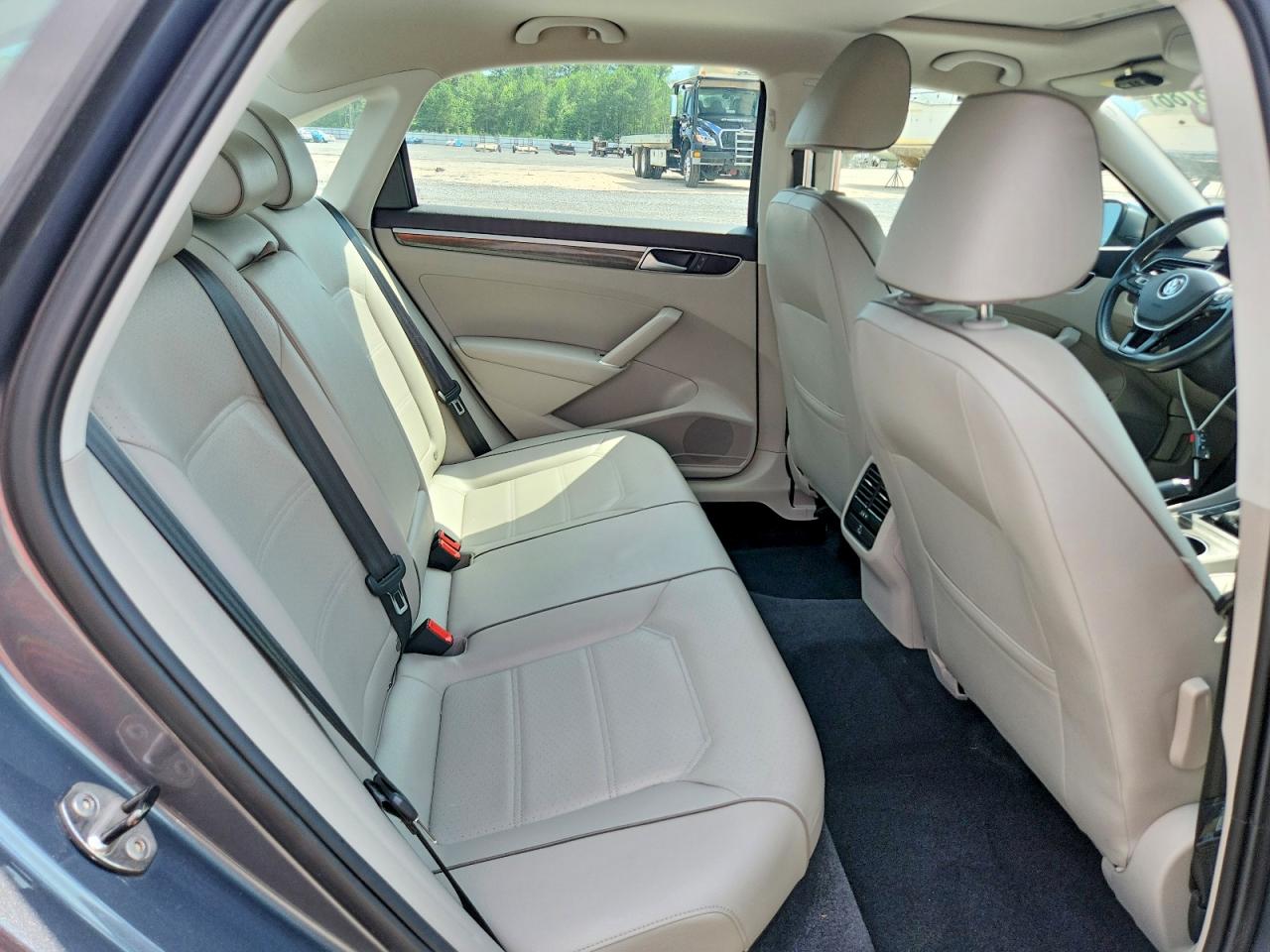 2016 VOLKSWAGEN PASSAT