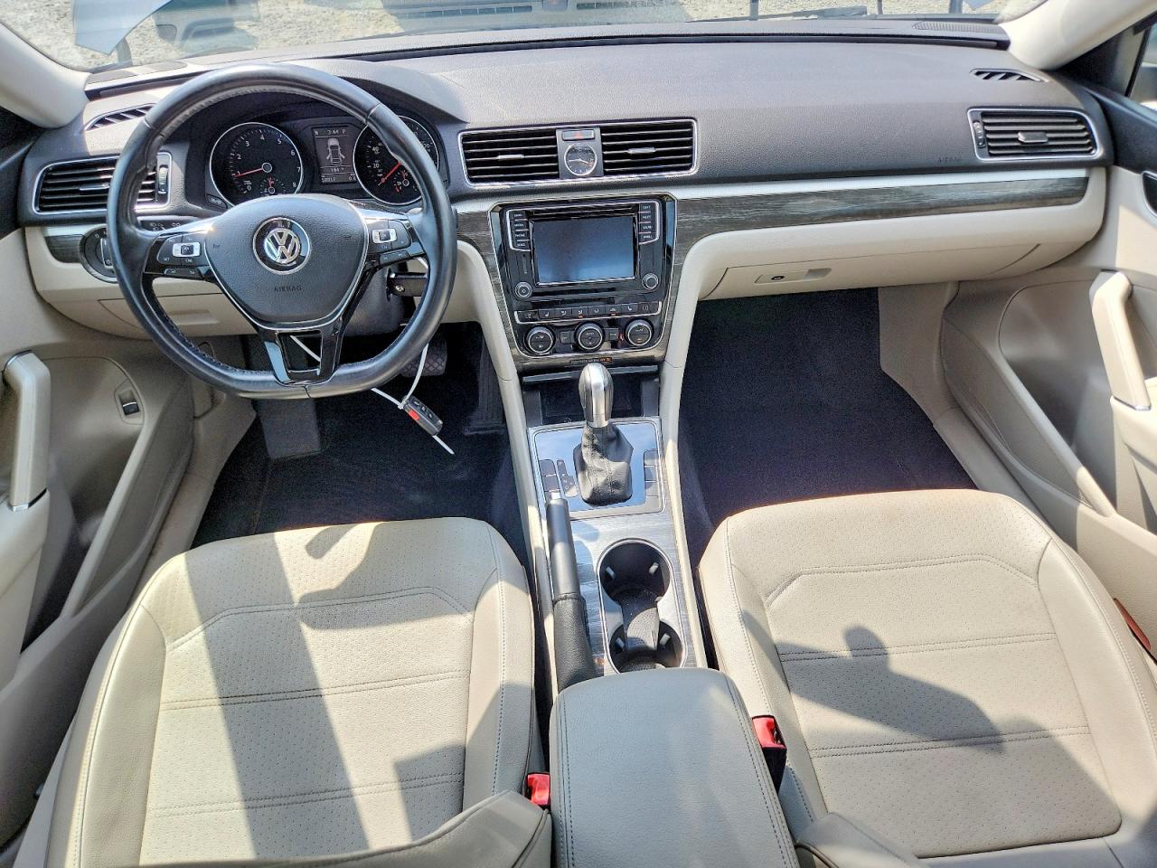2016 VOLKSWAGEN PASSAT