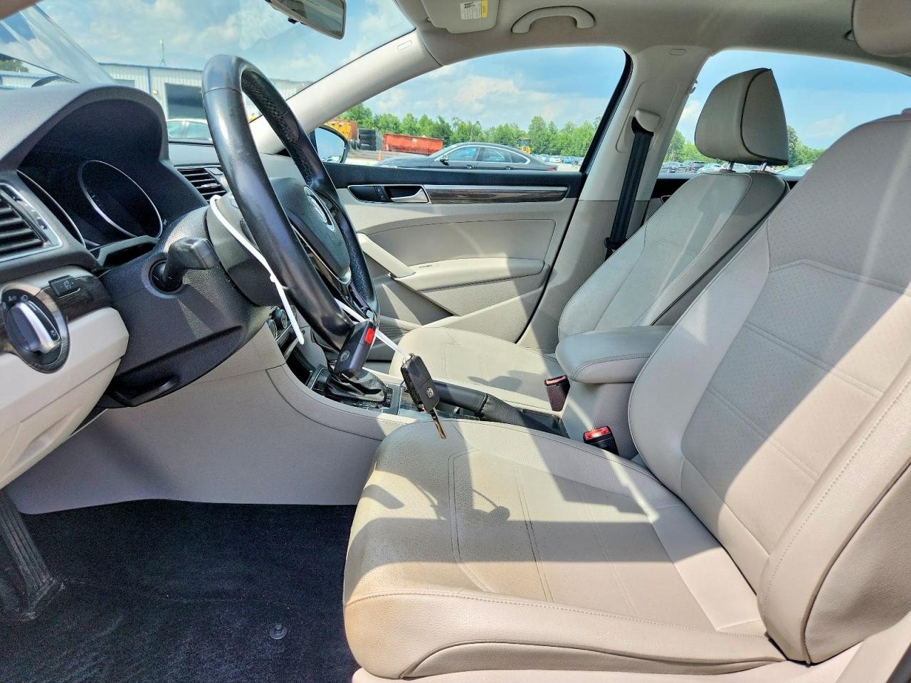 2016 VOLKSWAGEN PASSAT
