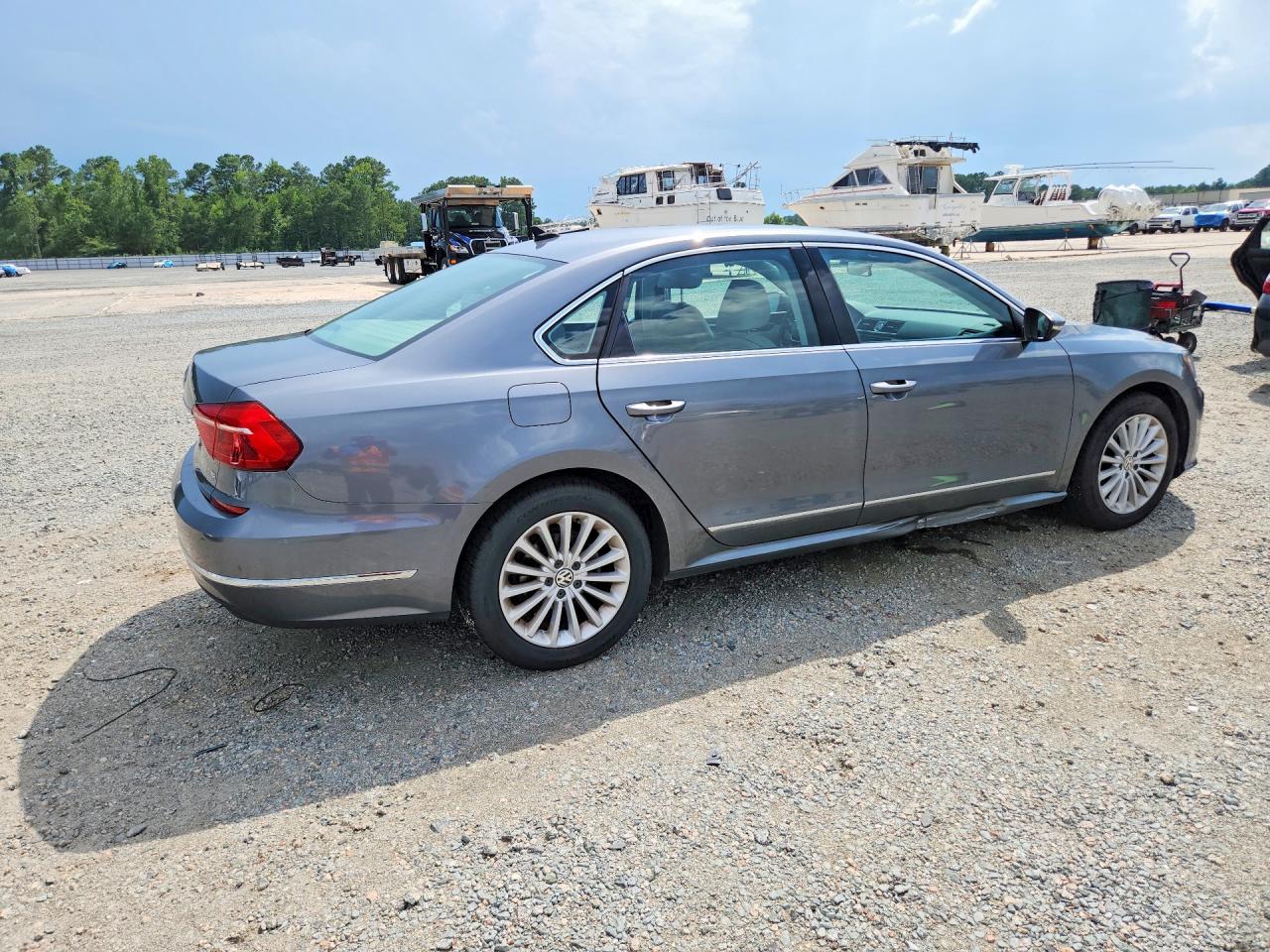 2016 VOLKSWAGEN PASSAT