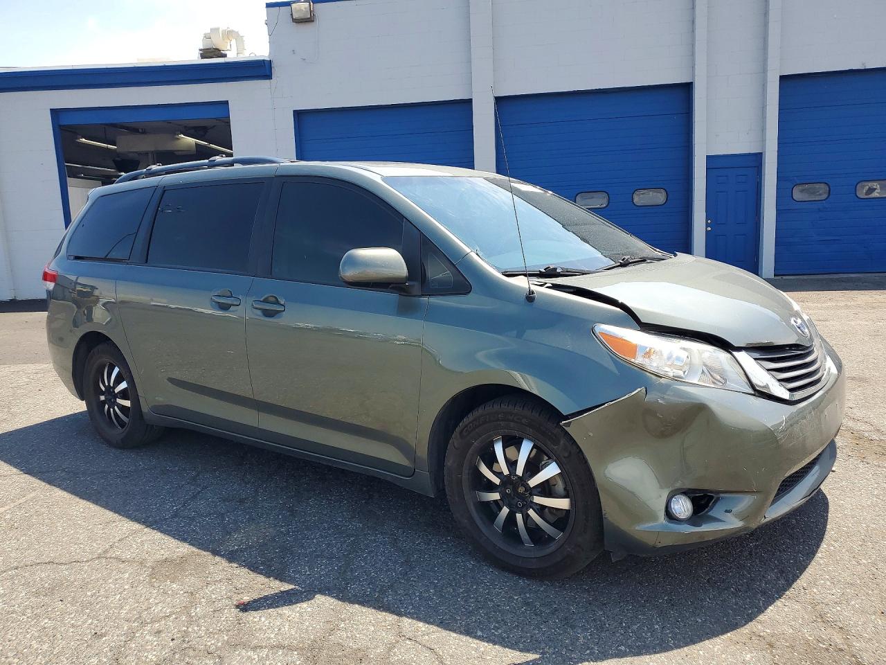 2014 TOYOTA SIENNA