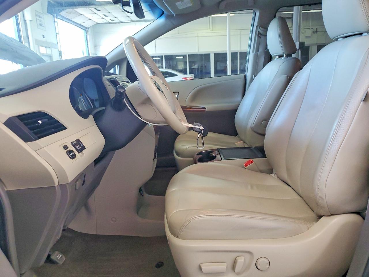 2014 TOYOTA SIENNA