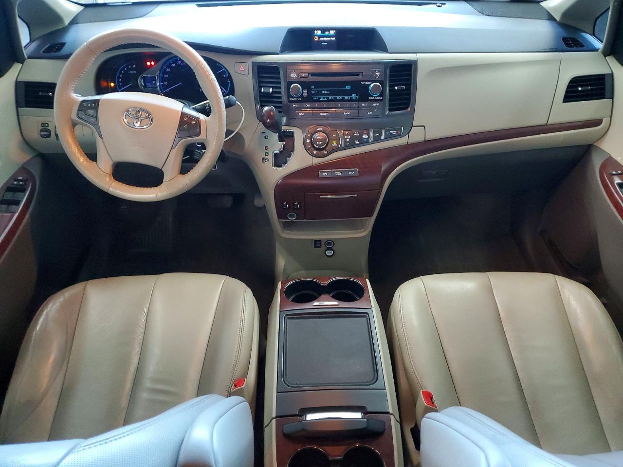 2014 TOYOTA SIENNA