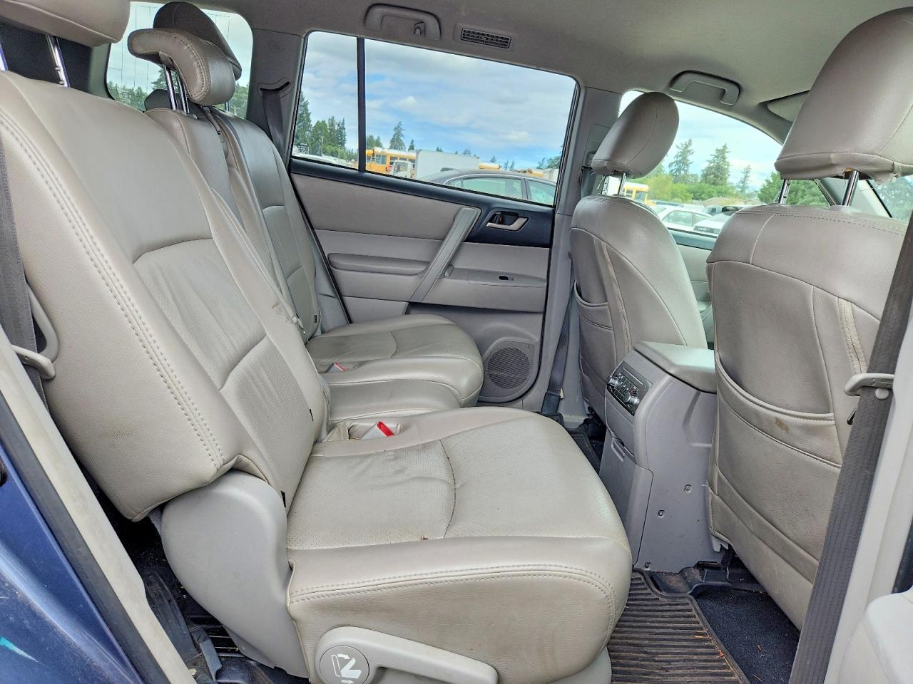 2011 TOYOTA HIGHLANDER