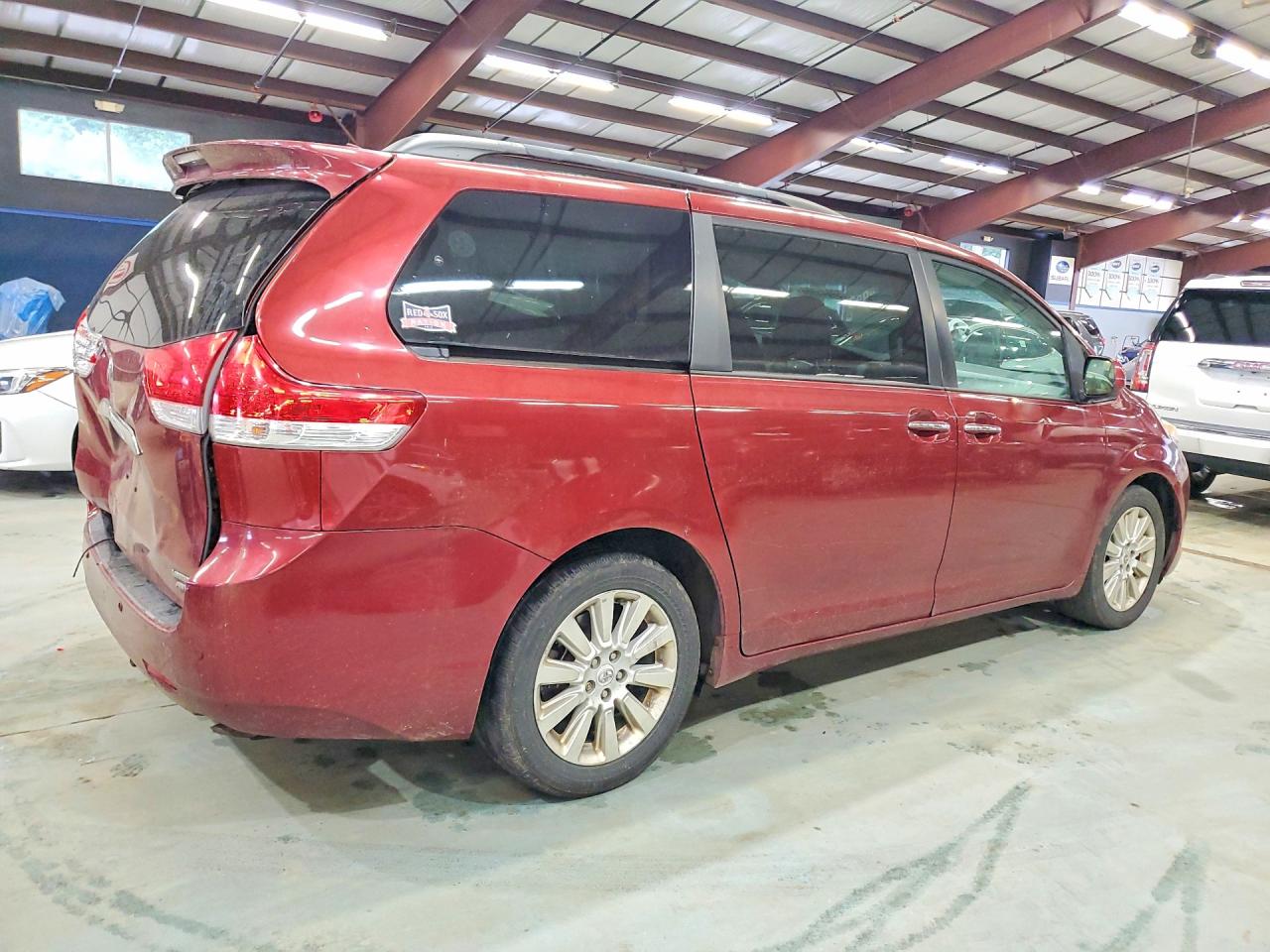 2011 TOYOTA SIENNA