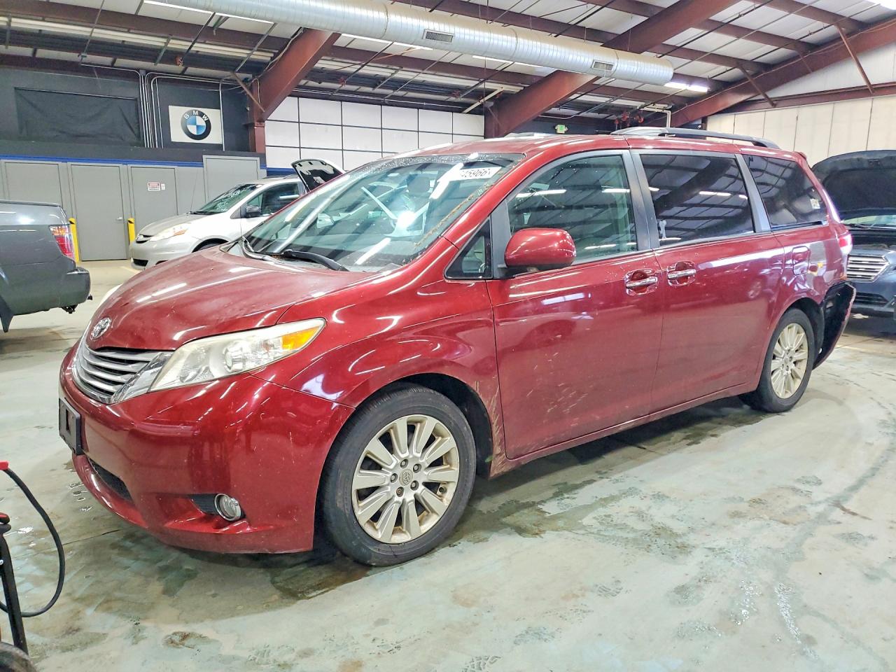 2011 TOYOTA SIENNA