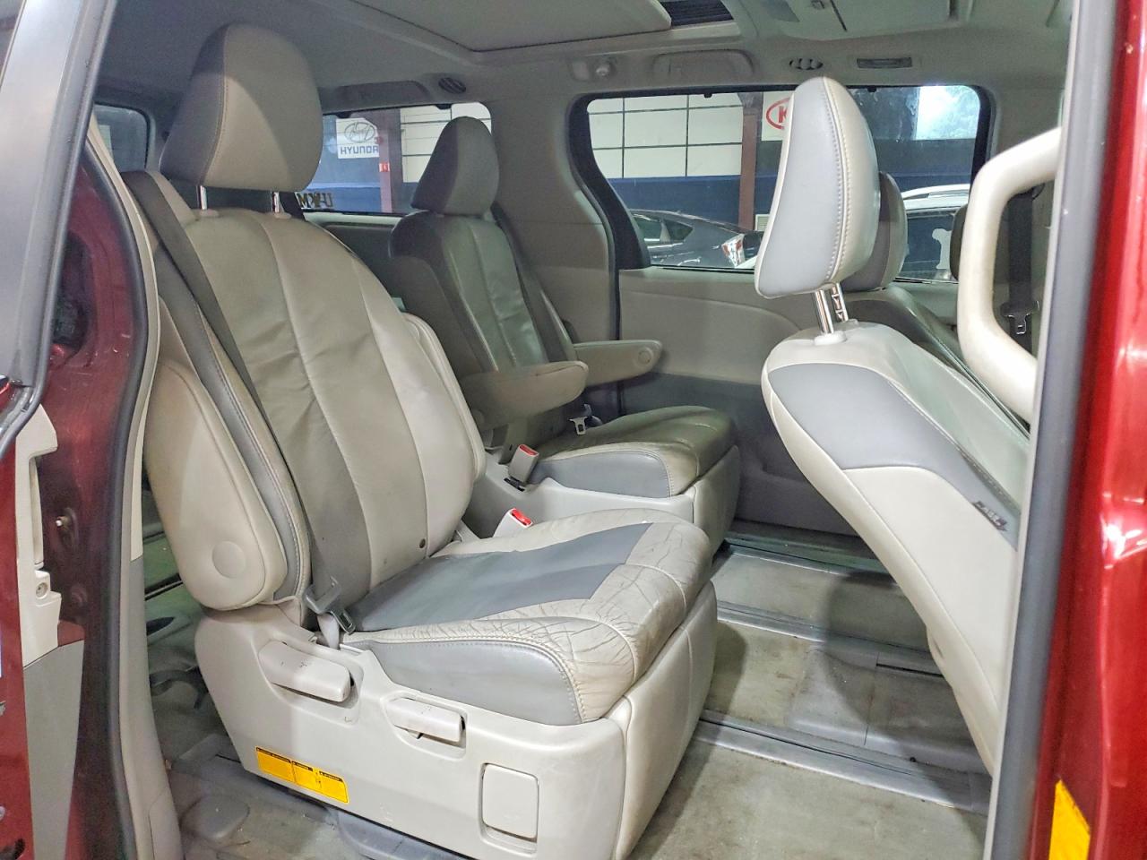 2011 TOYOTA SIENNA