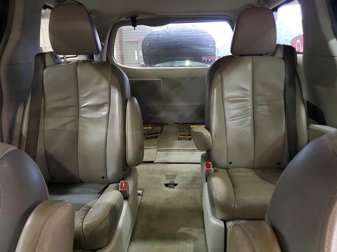 2011 TOYOTA SIENNA