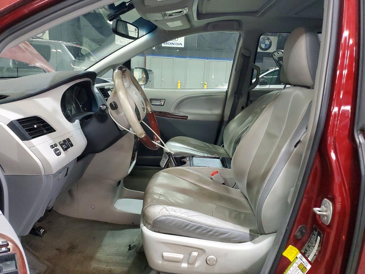 2011 TOYOTA SIENNA