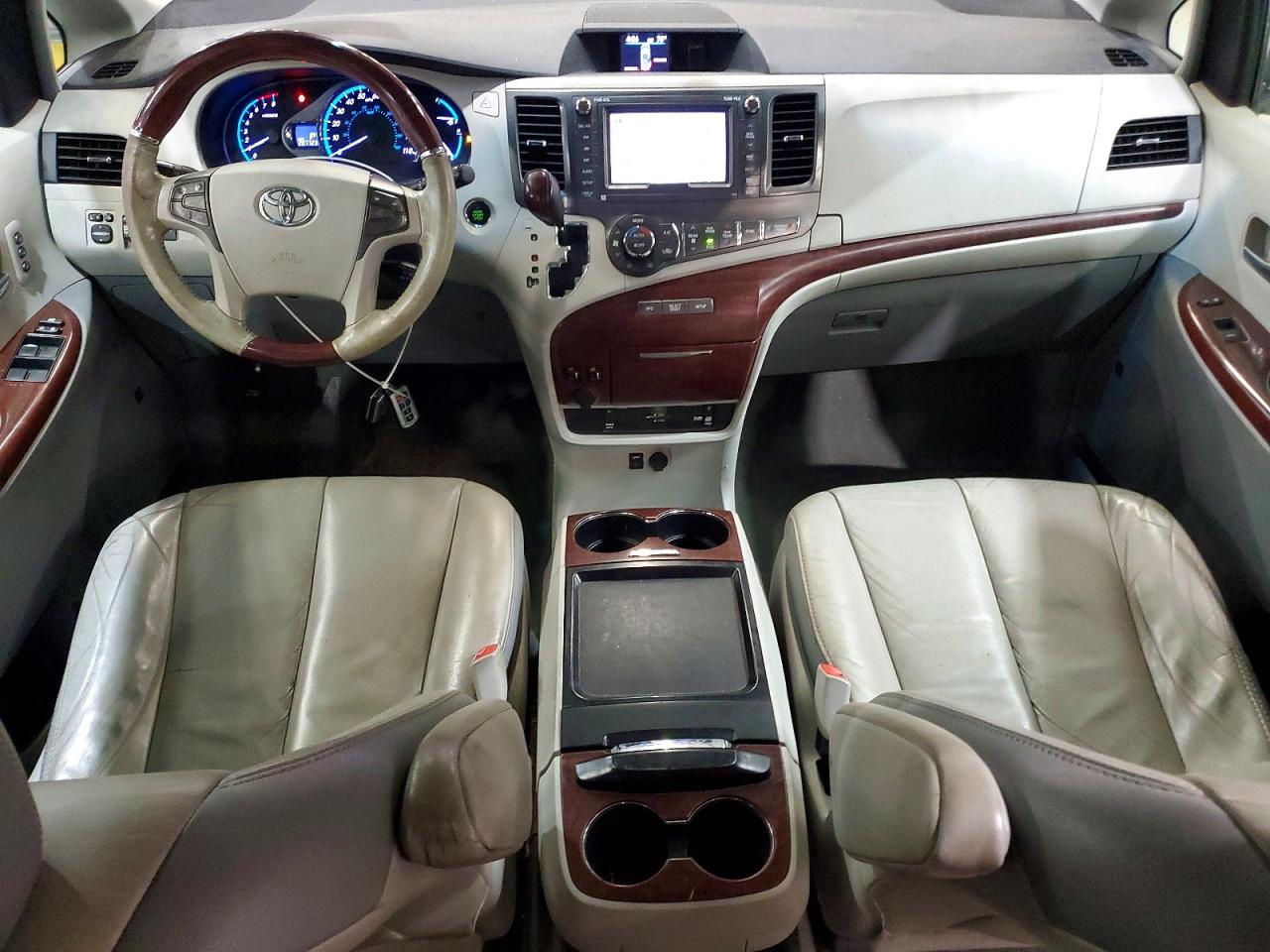 2011 TOYOTA SIENNA