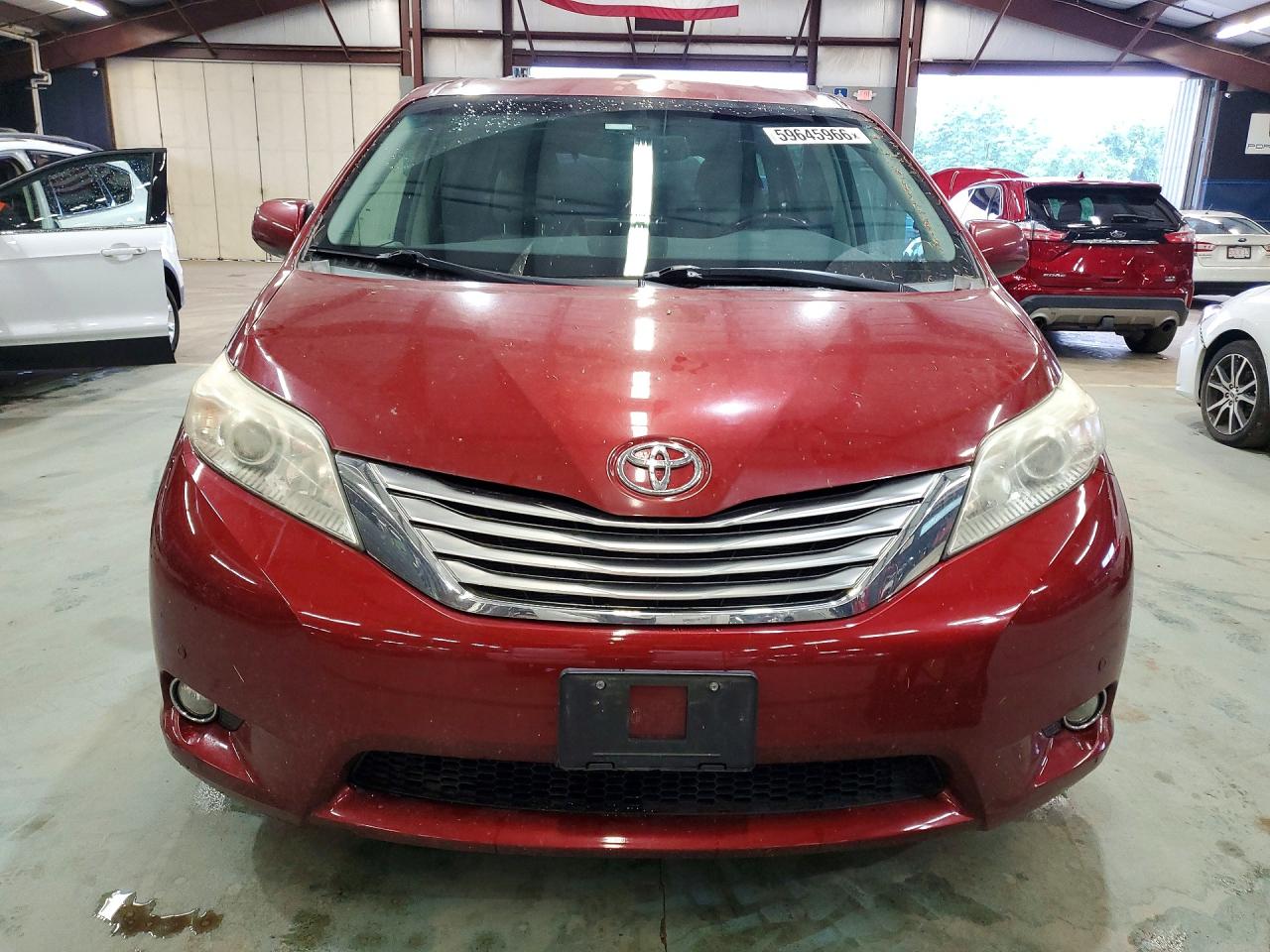 2011 TOYOTA SIENNA