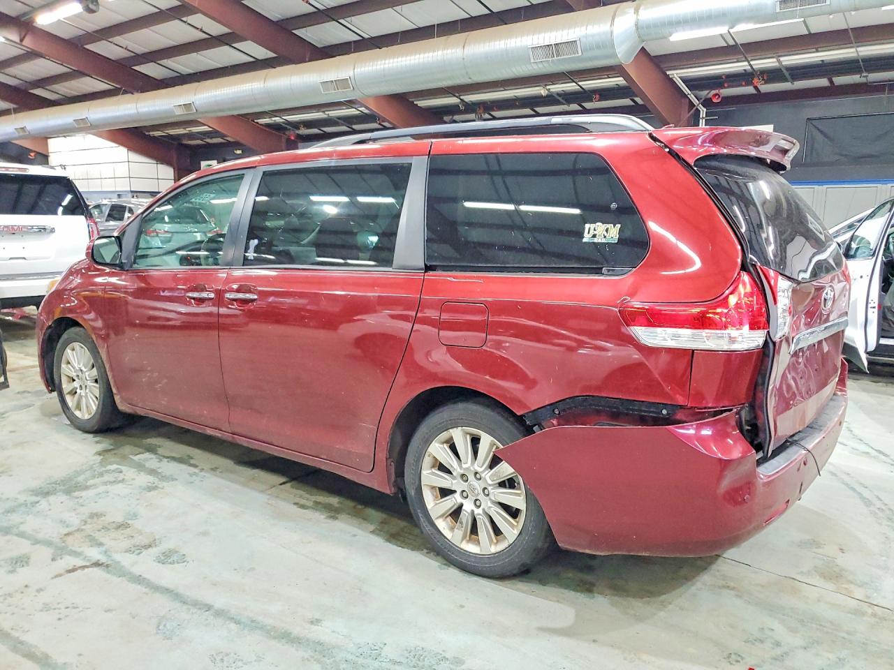 2011 TOYOTA SIENNA