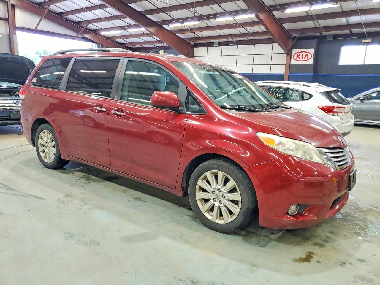 2011 TOYOTA SIENNA