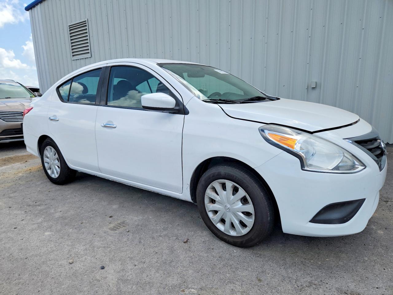 2017 NISSAN VERSA