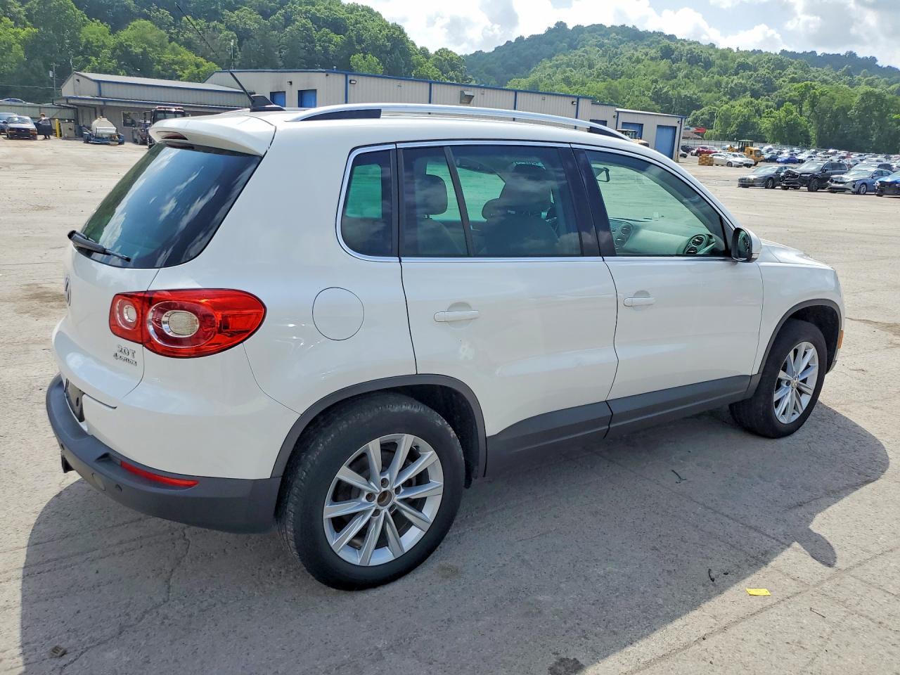 2011 VOLKSWAGEN TIGUAN