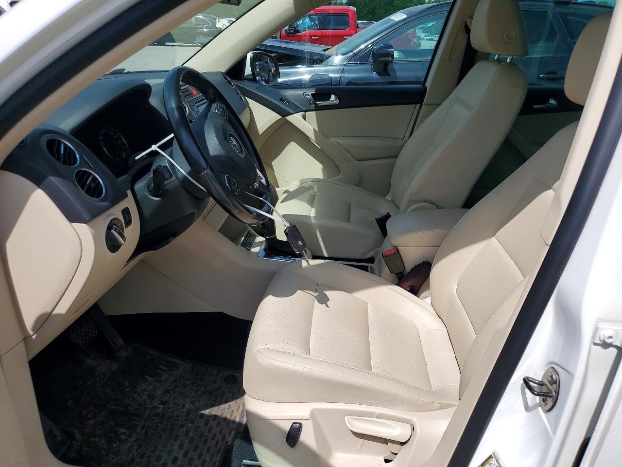 2011 VOLKSWAGEN TIGUAN