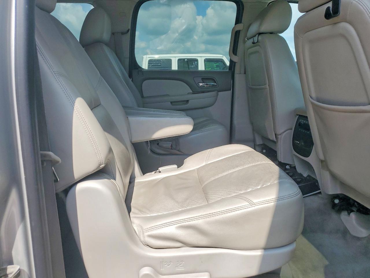 2011 CHEVROLET SUBURBAN