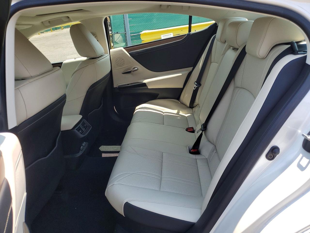 2023 LEXUS ES300