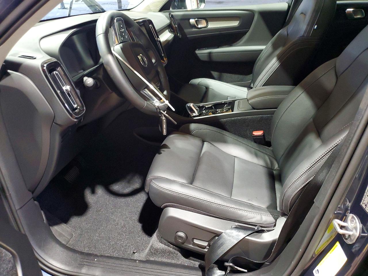 2026 VOLVO XC40