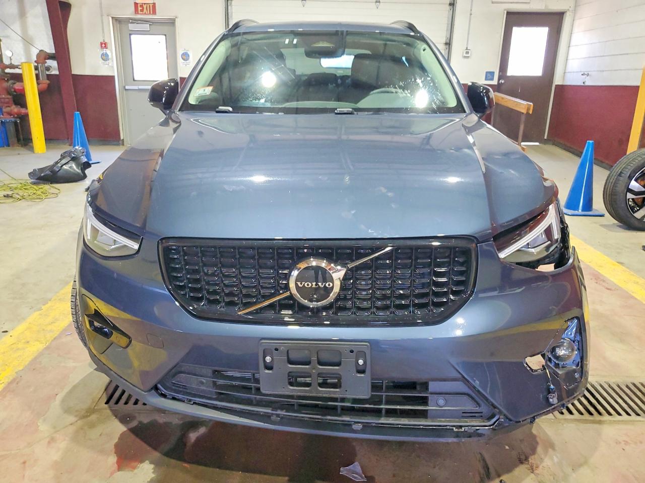 2026 VOLVO XC40