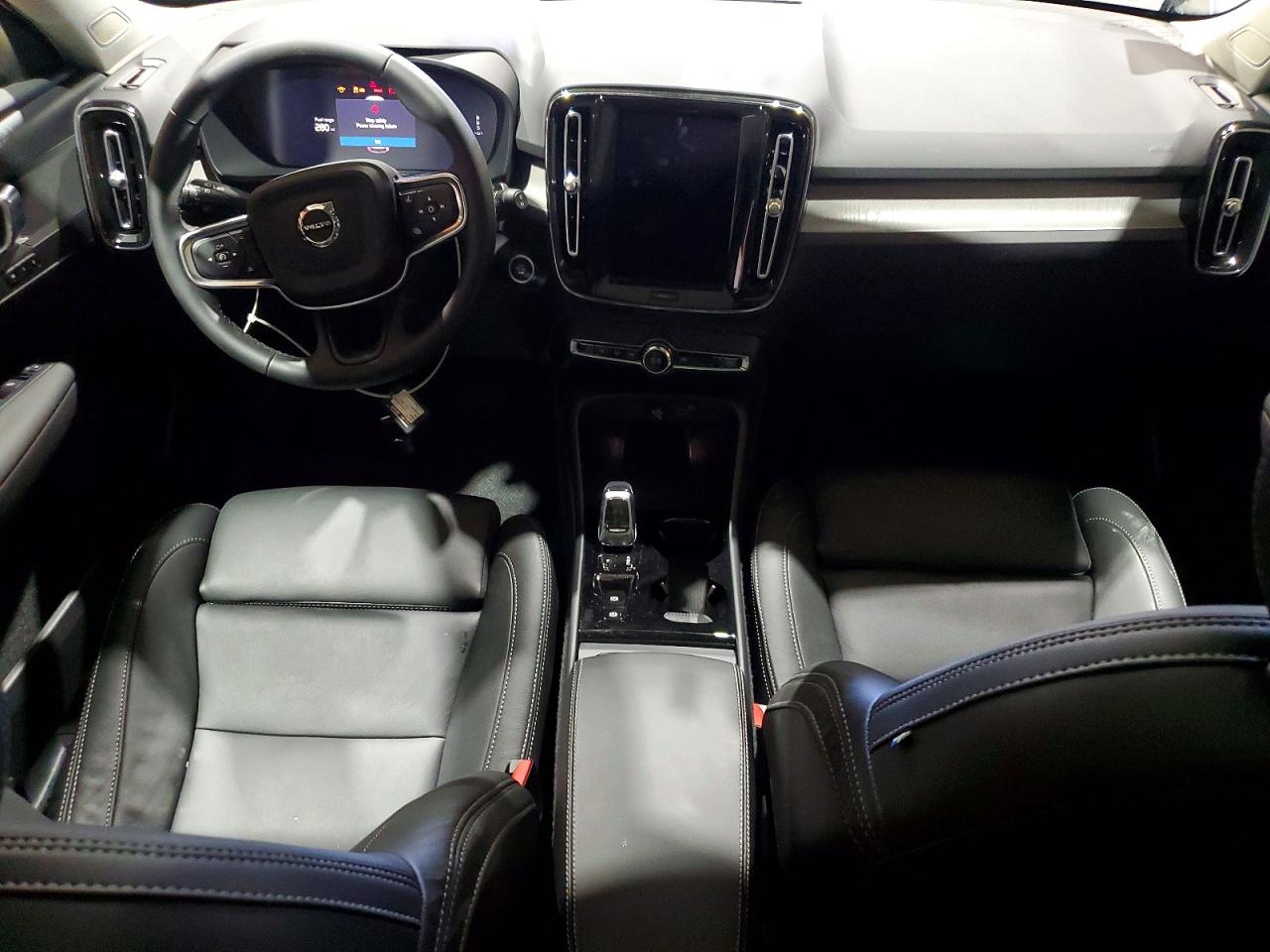 2026 VOLVO XC40