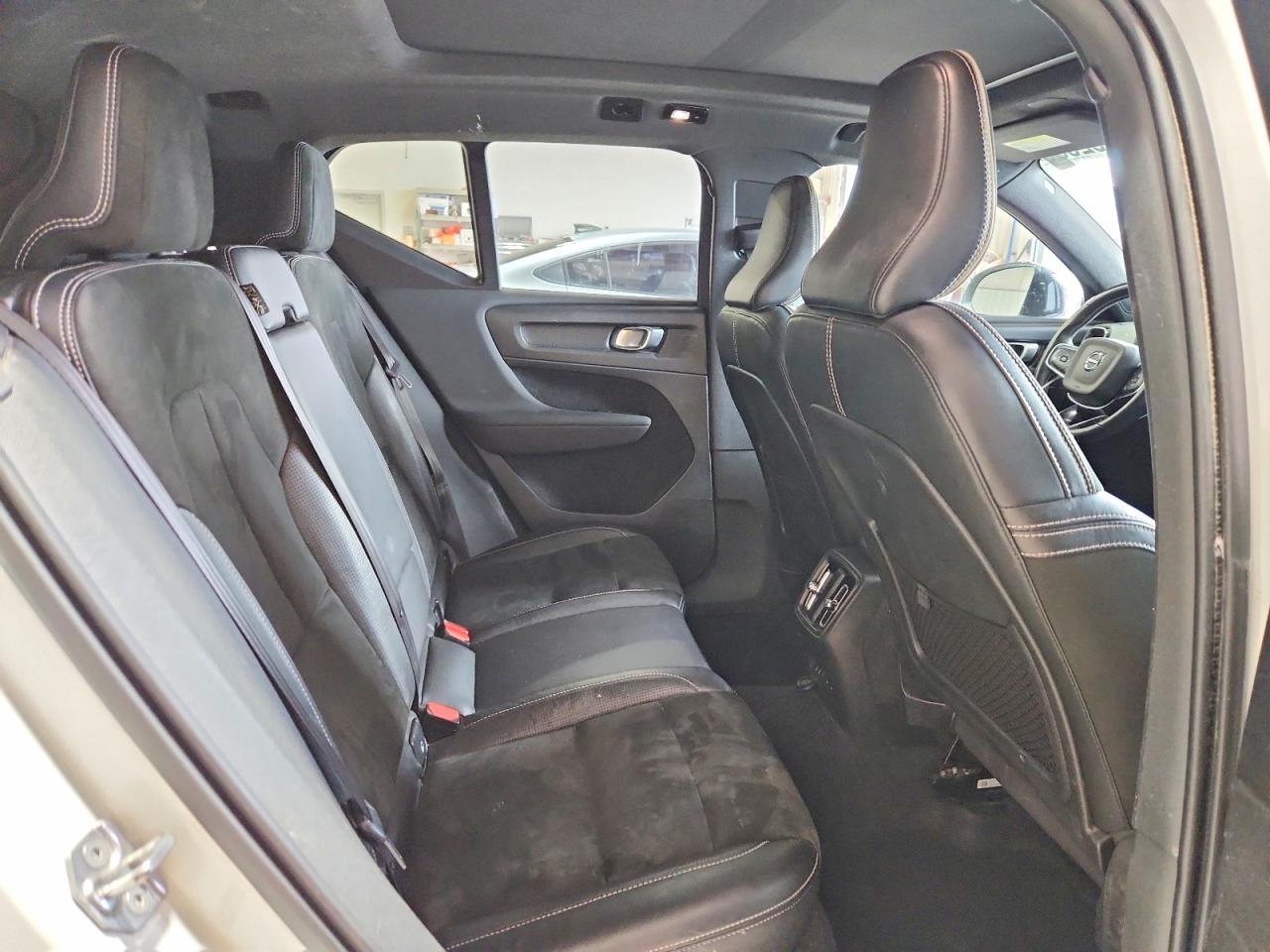 2021 VOLVO XC40