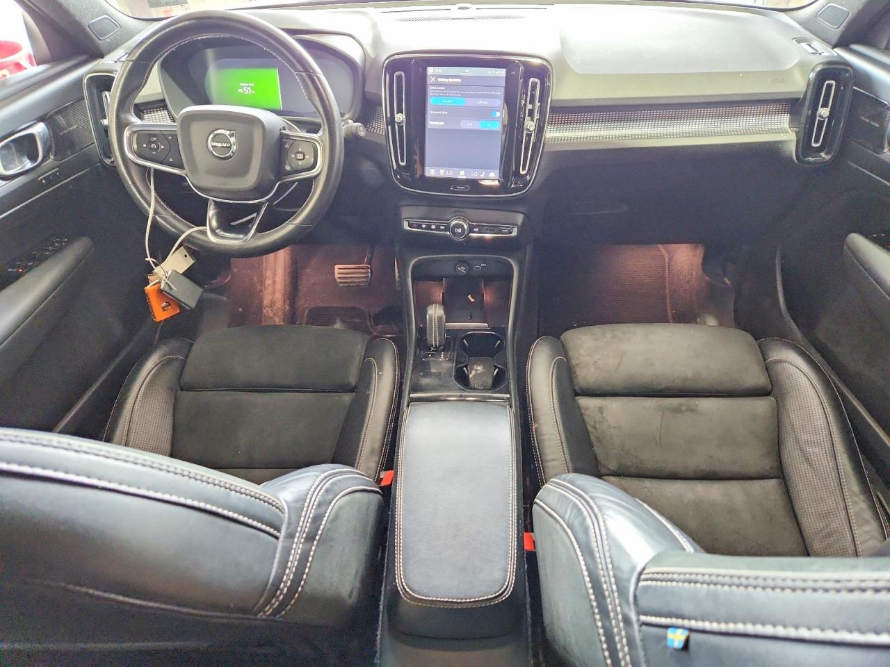 2021 VOLVO XC40