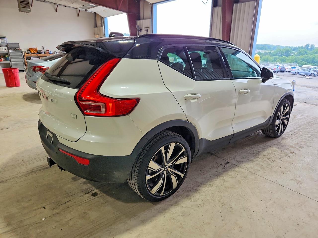 2021 VOLVO XC40