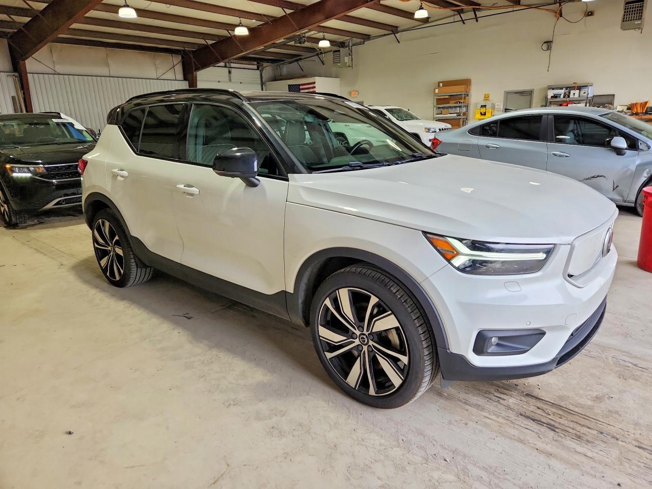 2021 VOLVO XC40