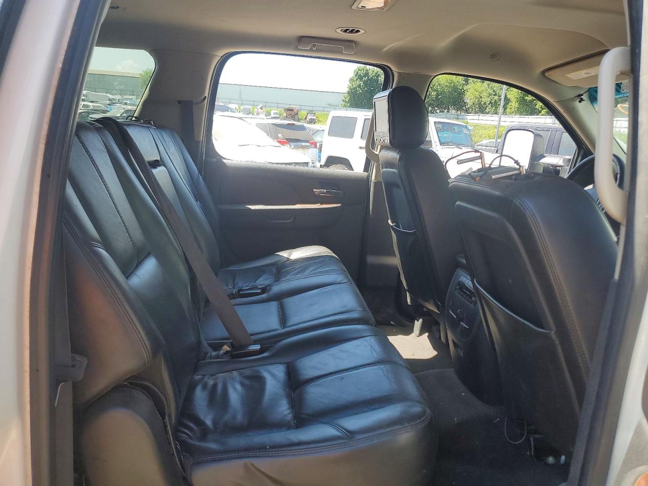 2011 CHEVROLET SUBURBAN