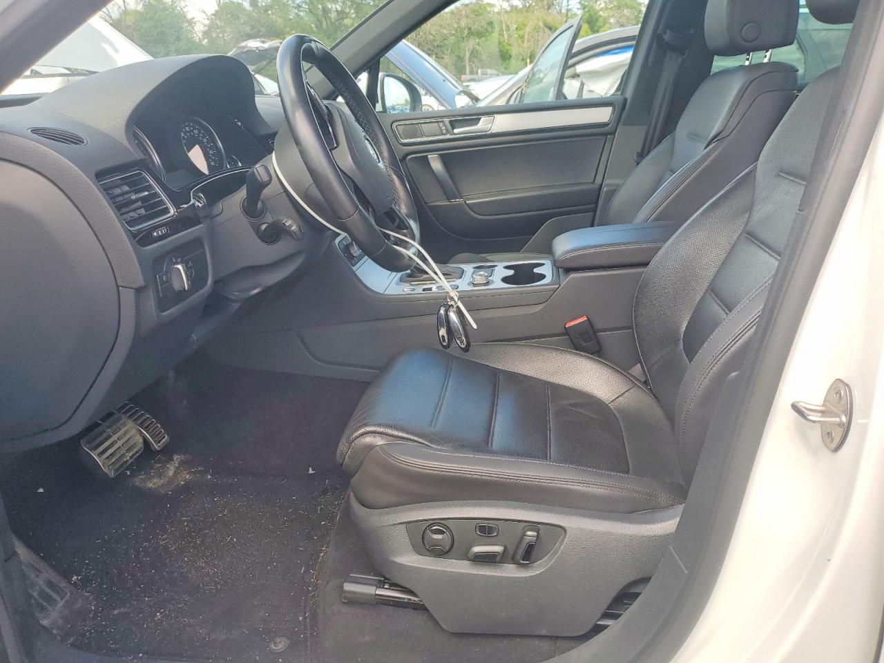 2017 VOLKSWAGEN TOUAREG