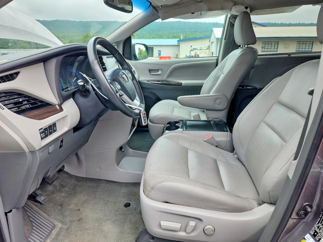 2017 TOYOTA SIENNA