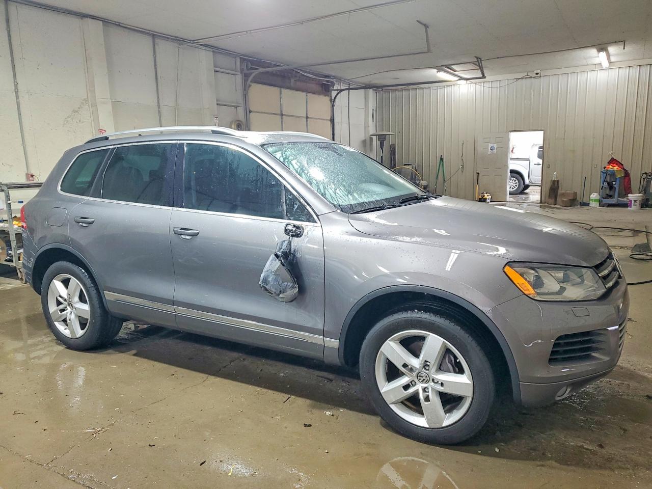 2013 VOLKSWAGEN TOUAREG