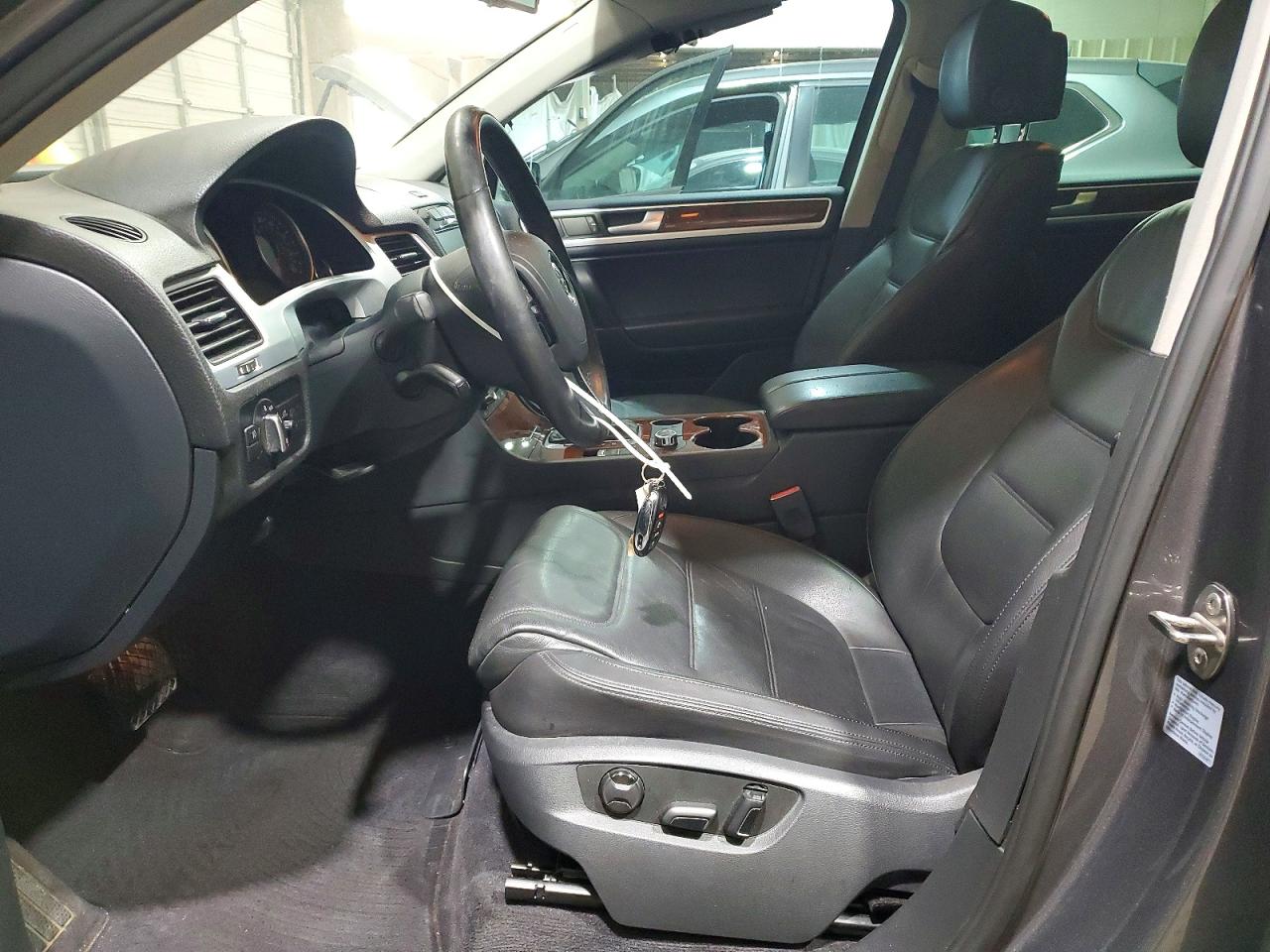 2013 VOLKSWAGEN TOUAREG