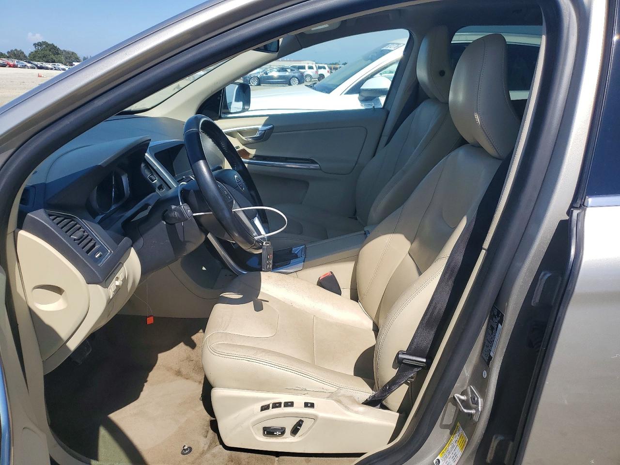 2015 VOLVO XC60