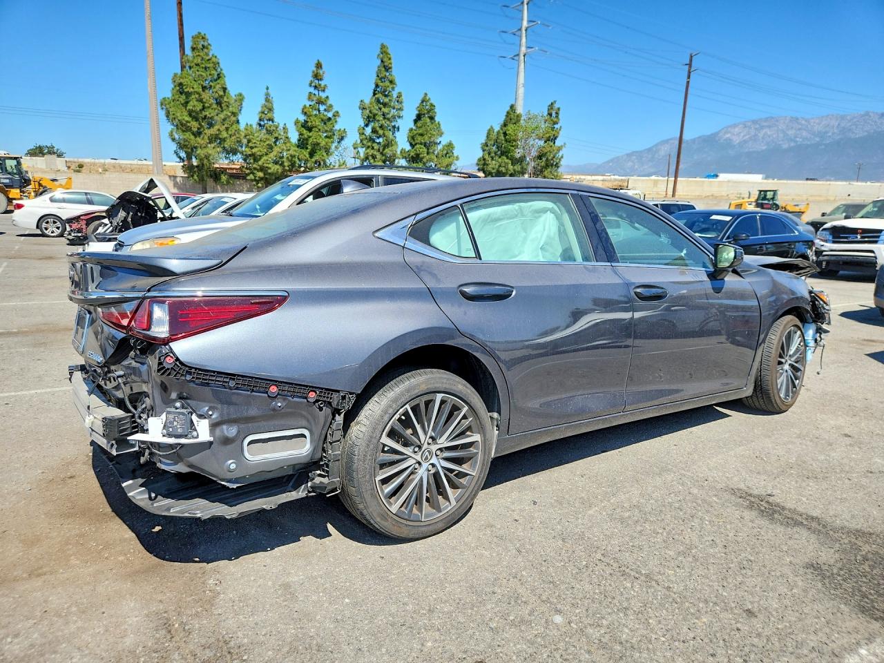 2025 LEXUS ES300