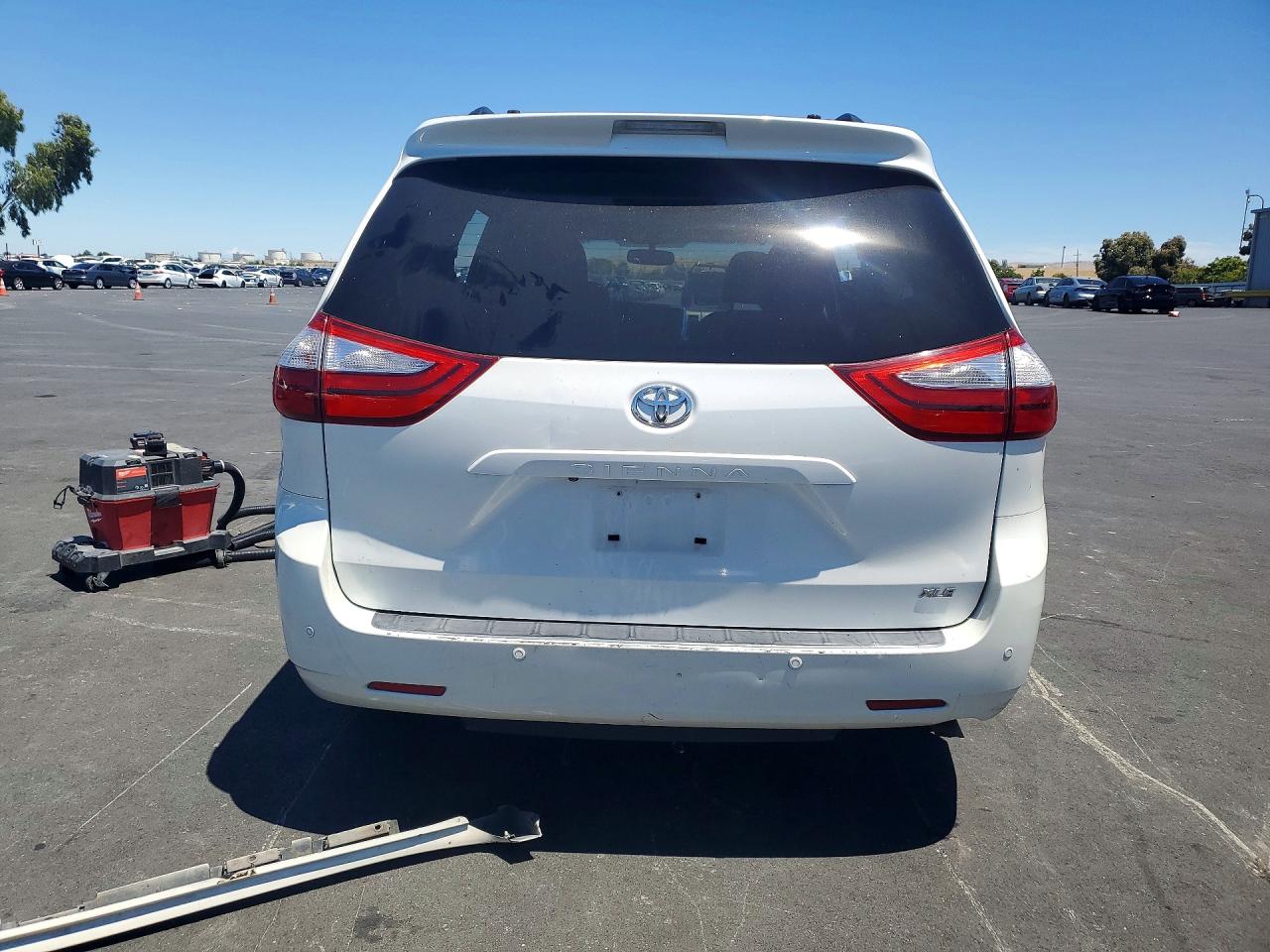 2015 TOYOTA SIENNA