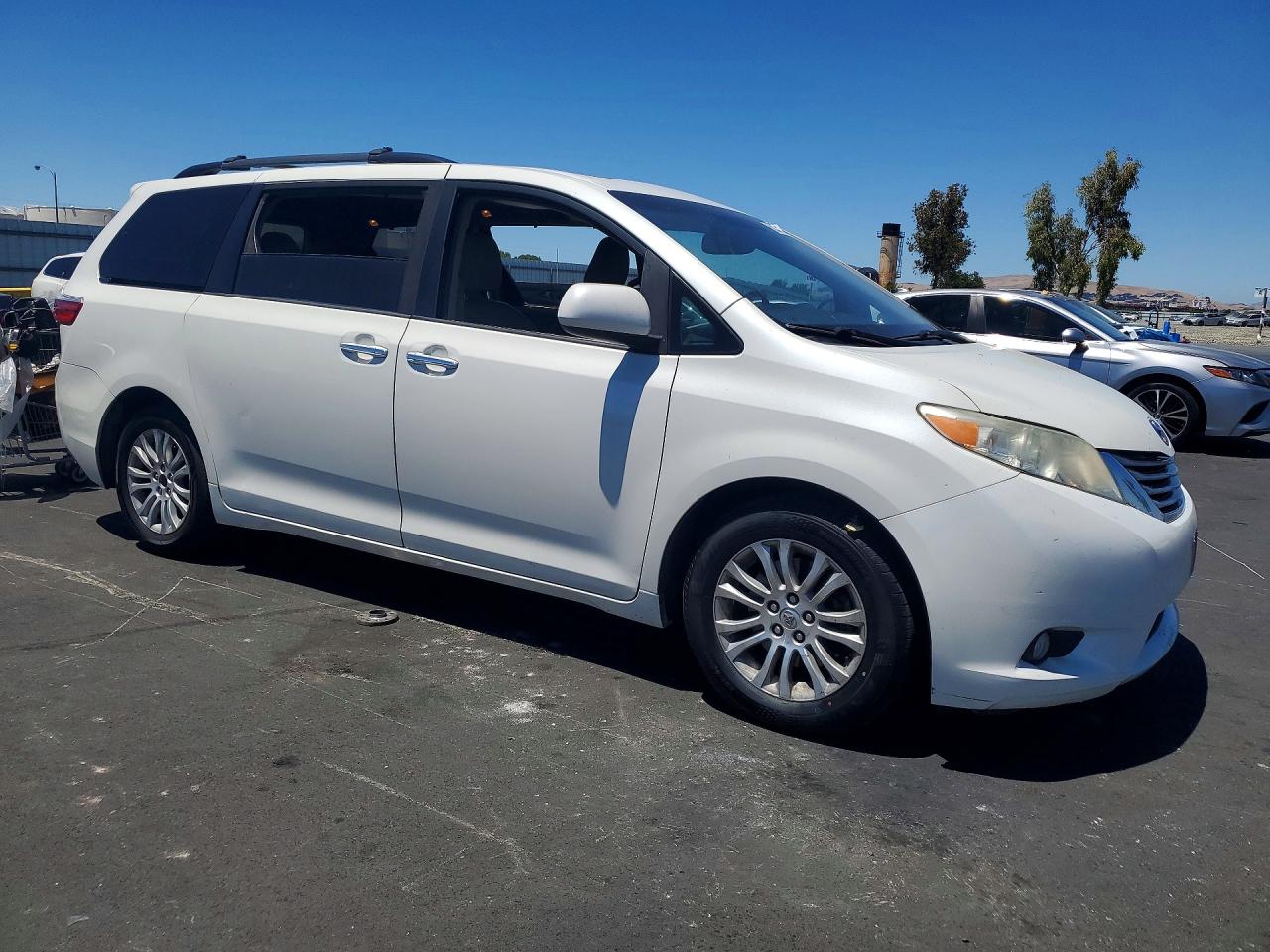 2015 TOYOTA SIENNA