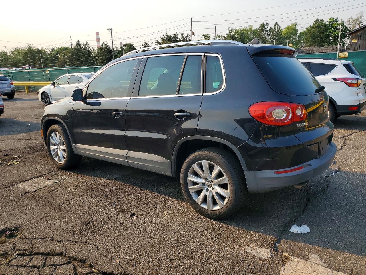 2010 VOLKSWAGEN TIGUAN